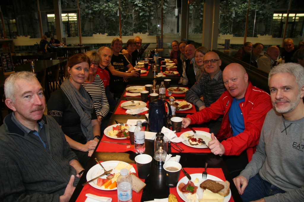 Samme personer længst væk fra midten: Kit, Anne, Per, Annette, Brian, Jakup, Morten, Per Gunva, Lena, Carsten, Jens, Helle og Jørgen. Foto