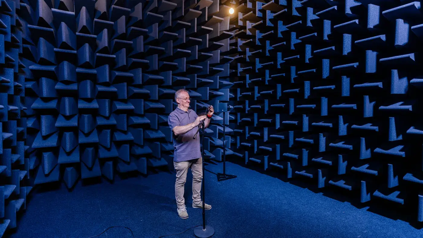Een technicus test een microfoon in de echovrije kamer bij de Belgische audiofabrikant PVS
