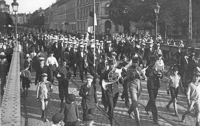Rörsjöbron, senare Amiralsbron, med studenter