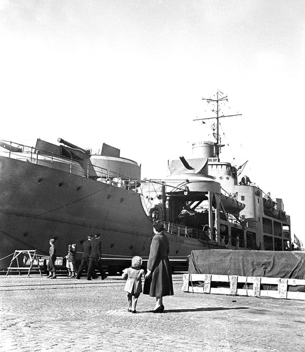 HMS Älvsnabben på besök i Malmö hamn