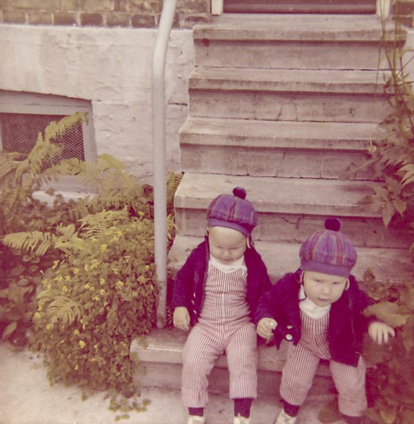 Tvillingpojkar på en trappa på Björkgatan
