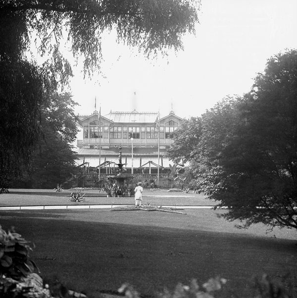 Kungsparken med restaurang/paviljong och fontän