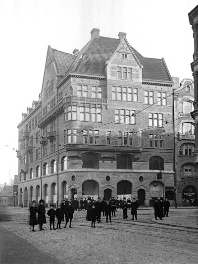 Folksamling på hörnet Drottninggatan och Södra Förstadsgatan