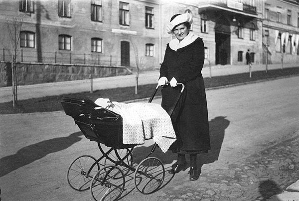 Kvinna med barnvagn