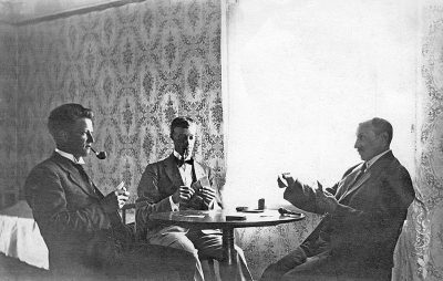 Tre män spelar kort