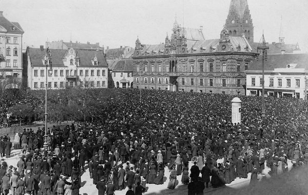 Dyrtidsdemonstration framför Rådhuset