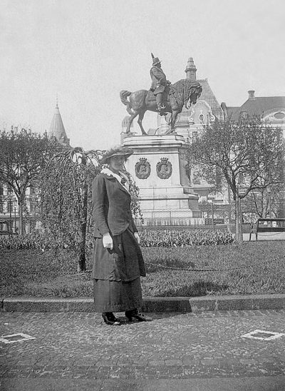 Kvinna framför Carl X Gustavs staty på Stortorget