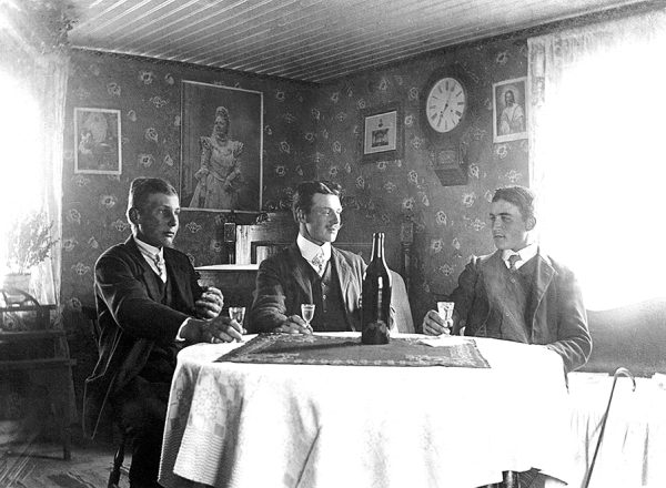 Tre män och tre glas