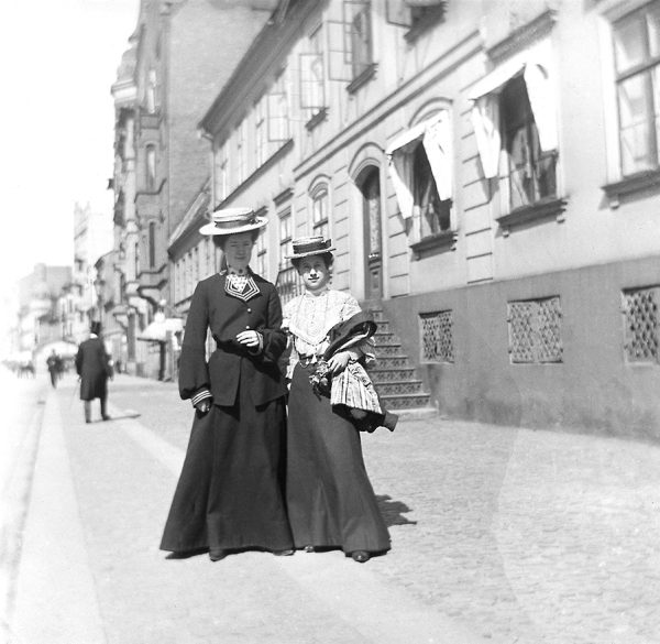 Två kvinnor på Östergatan