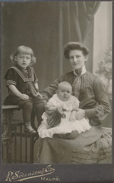 Kvinna och två barn - Fotograf K Sörensen & Co