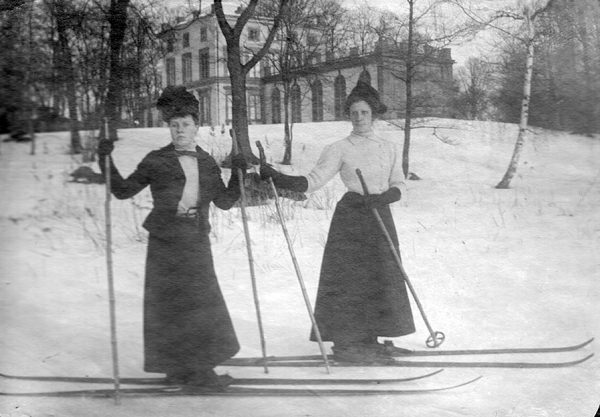 Två kvinnor på skidor