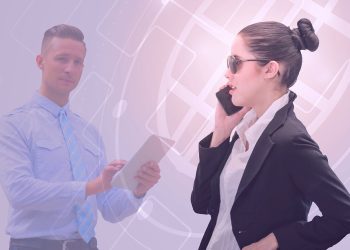 Beveiliger met werktelefoon die door werkgever via gps gevolgd kan worden