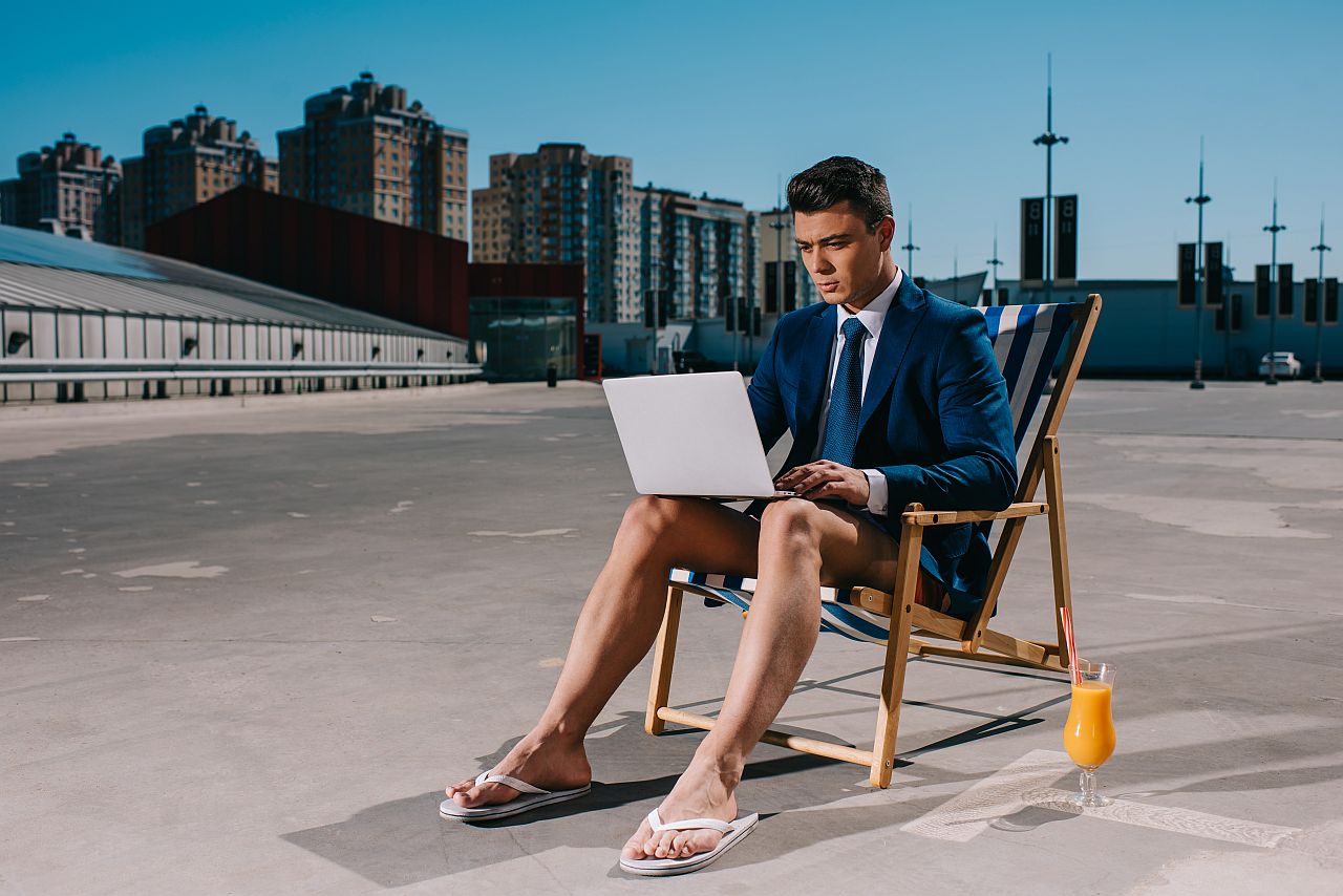 Werkzoekende beveiliger bekijkt tijdens de zomer vacatures op een laptop