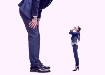 Beveiliger herkent manipulatietrucs van een bezoeker tijdens een gesprek