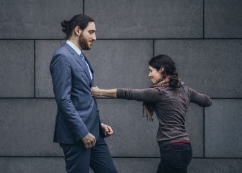 Beveiliger probeert rustig te blijven bij agressie van een boze bezoeker