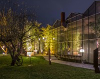 Glasgewächshaus Gebäude bei Nacht