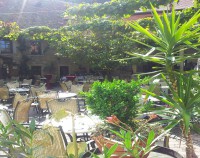 Weingut Zumstein Aussenansicht im Sommer