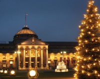 Kurhaus Wiesbaden Marketing GmbH Aussen beleuchtet