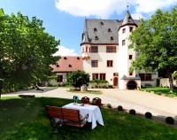 Schloss Schönborn Aussen mit Tisch
