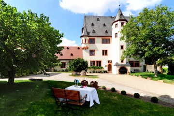Schloss Schönborn Aussen mit Tisch