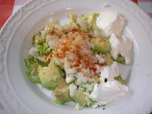 Avocado mit Zutaten