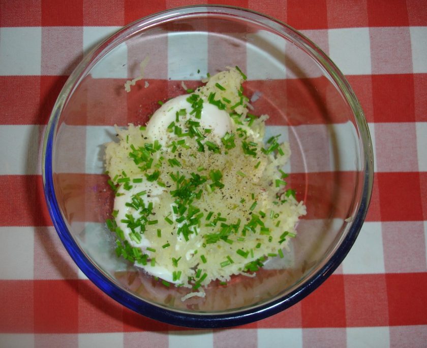 Ei im Glas mit gekochter Kartoffel