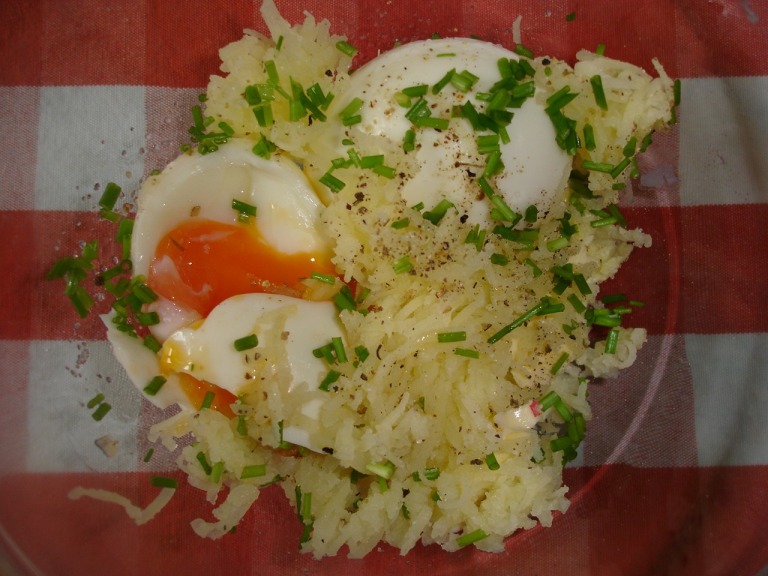 Ei im Glas mit gekochter Kartoffel