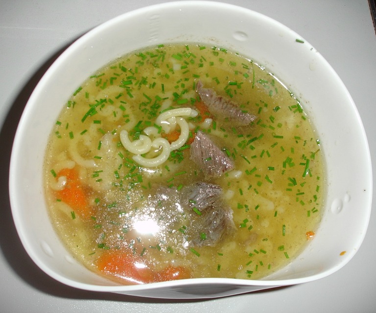 Nudelsuppe mit Gemüse und Fleisch von Suppenknochen