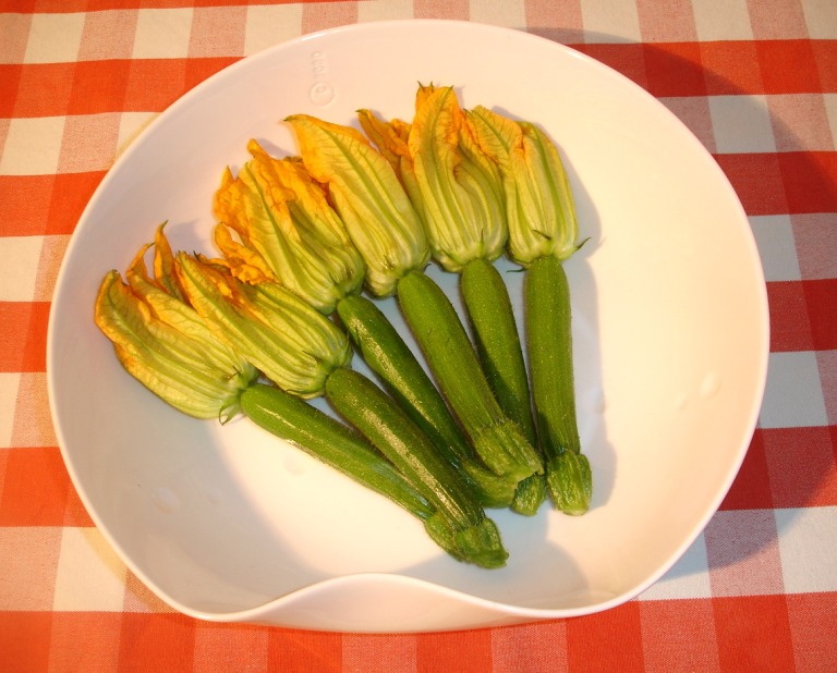 Zucchiniblüten gefüllt und gebacken