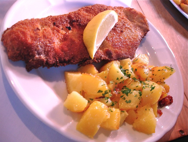 Monti's paniertes Schweineschnitzel mit Bratkartoffeln