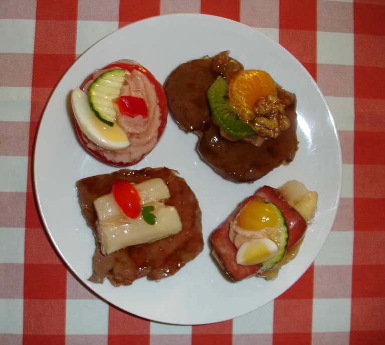 Glasierte Reh- und Hirschmedallions, mit Schinkenmousse gefüllte Tomate und Spargel mit Roastbeaf von Dallmayr