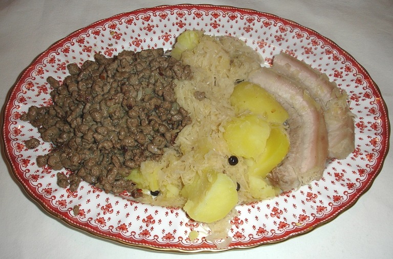 Leberspätzle und Wammerl mit Sauerkraut und Salzkartoffeln