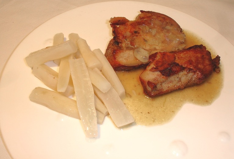 In Butter gebratene Kalbsbrustscheiben mit Schwarzwurzeln