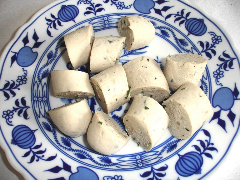 Panierte Weisswust und pochiertes Ei mit Rahmspinat