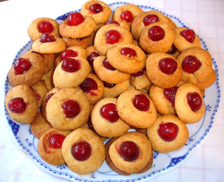 Mandelplätzchen mit Cocktailkirschen