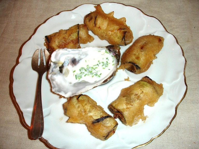 Austernröllchen in Tempurateig frittiert mit Sauerrahm- Yogurtsoße