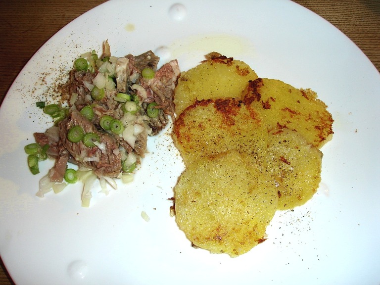 Rindfleischsalat mit gebratenen Kartoffelknödelscheiben