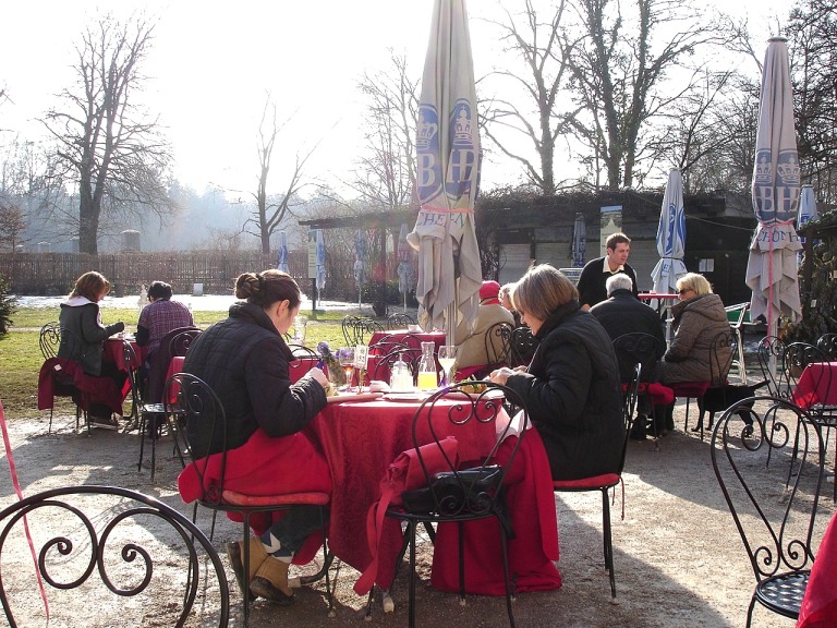 Frühstück im Garten des Palmenhaus