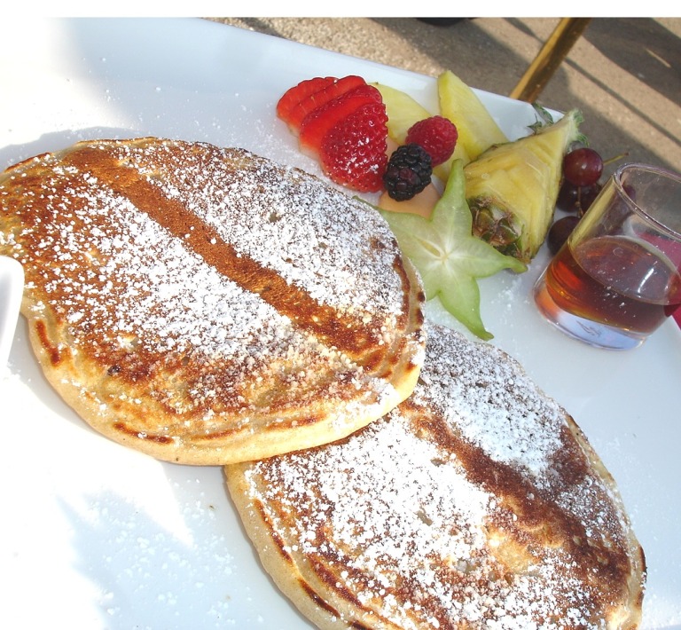 Pancakes mit Ahornsirup und Früchten