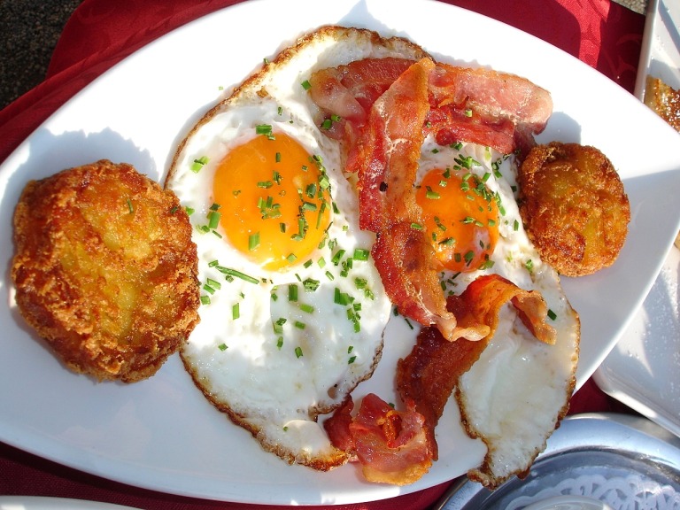 Spiegelei, Bacon und Rösti