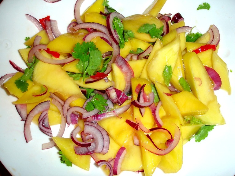 Mangosalat mit blauen Zwiebeln, Korianderkraut, Limettensaft und Chili