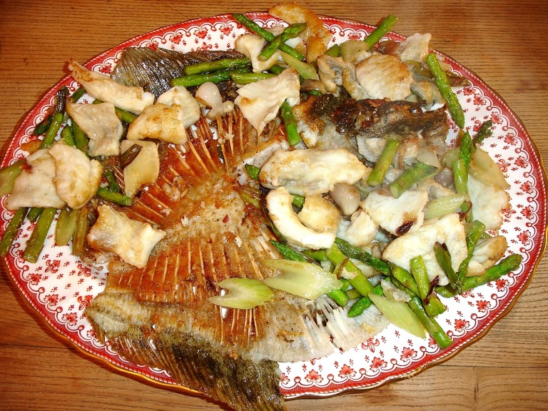 Steinbutt asiatisch mit Thai-Spargel, Stangensellerie und Frühlingszwiebeln