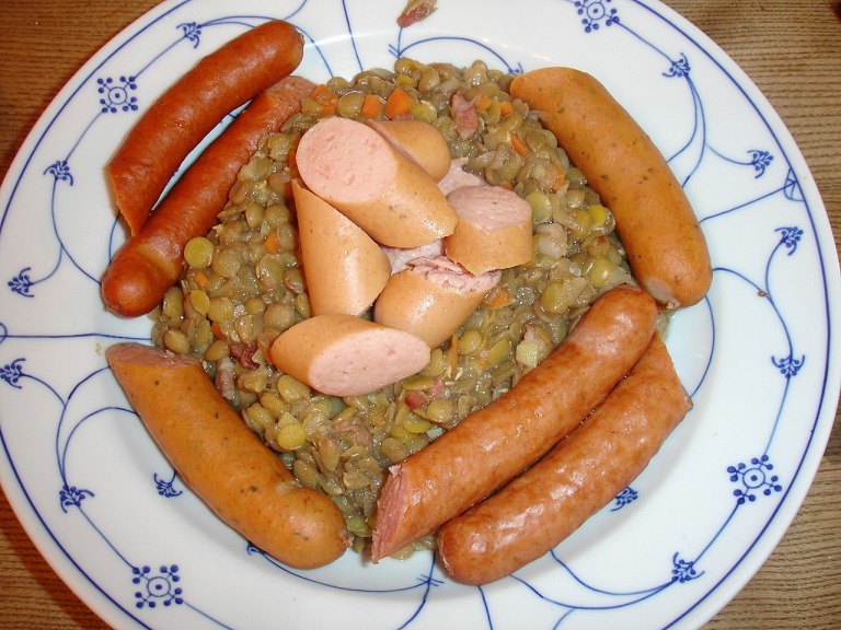 Debreziner, Schinkenwurst, Pfälzer und Wiener mit Linsengemüse