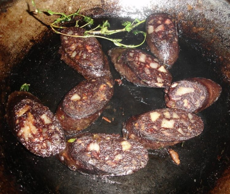 Kartoffelsuppe mit gebratener Blutwurst – Der Mut Anderer