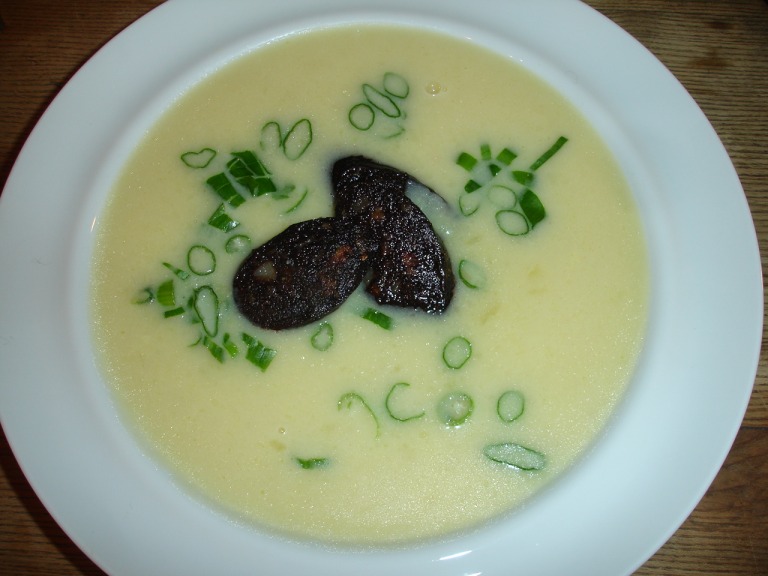 Kartoffelsuppe mit Blutwurst und Frühlingszwiebeln