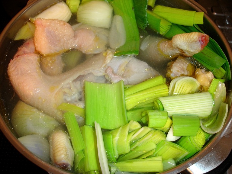 Hühnerbrühe vom Suppenhuhn oder Hühnerklein?