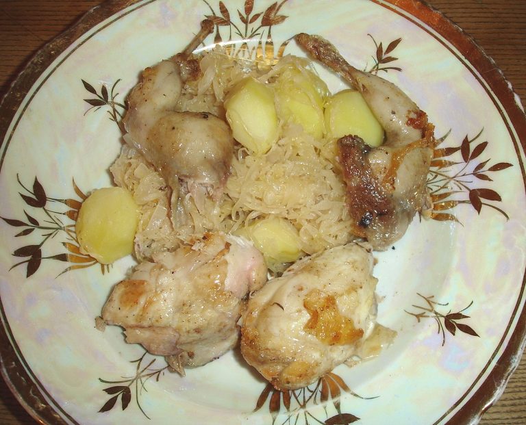 Gepökelte Wachteln mit Sauerkraut