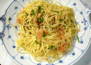 Spaghetti Nr. 11 mit Pulpo-Bottarga und Bottargaspänen