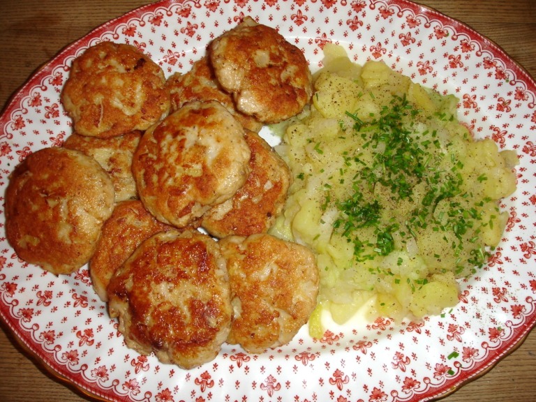 Fischpflanzerl asiatisch mit Kartoffelsalat