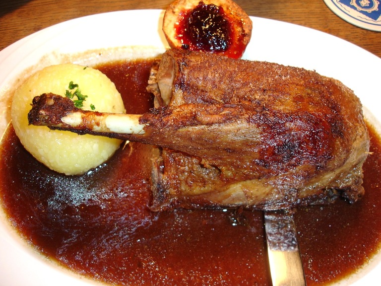 Der erste Besuch, Gänsebraten mit Bratapfel und Kartoffelknödel